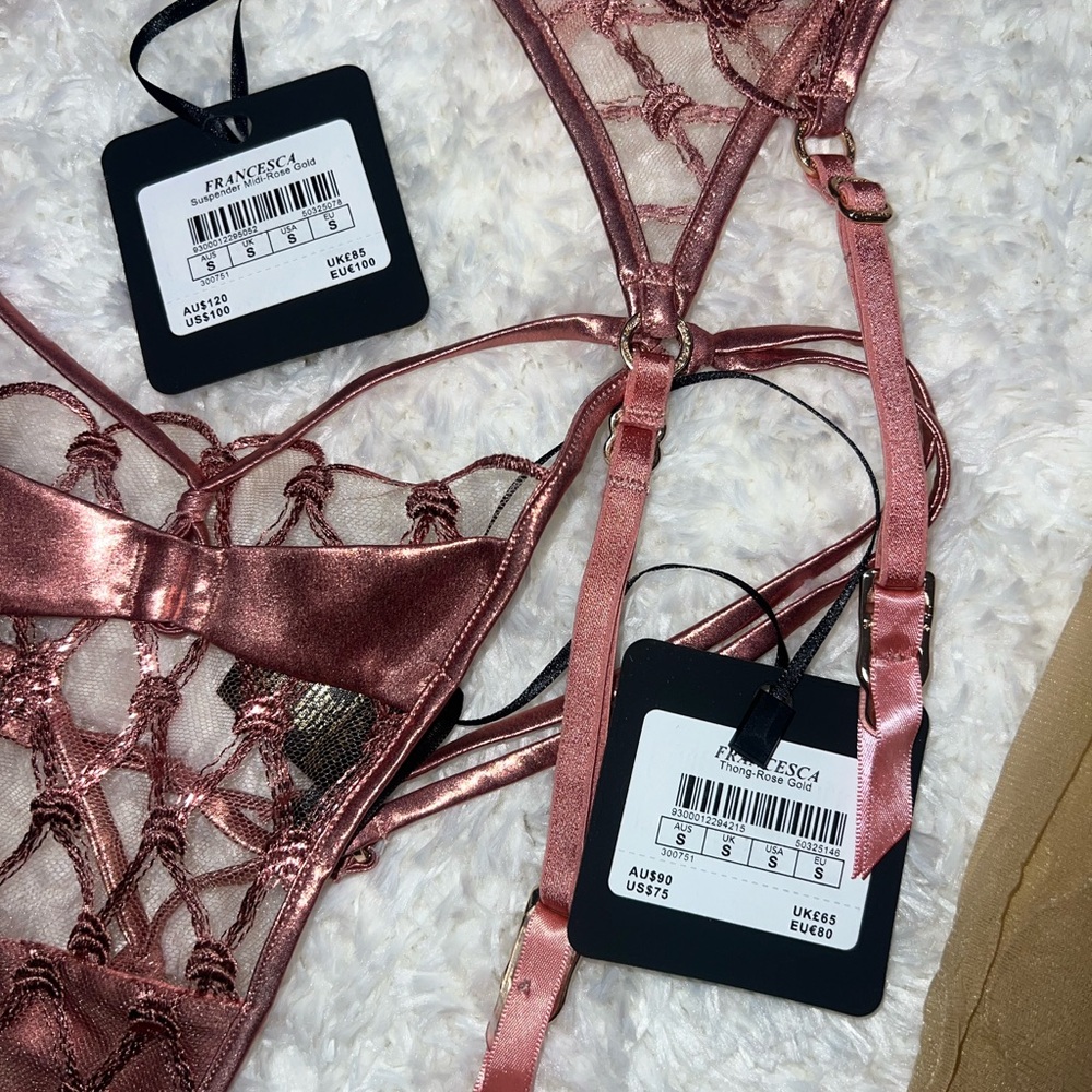 Elegant Pink Lingerie Set - Picture 2 of 3